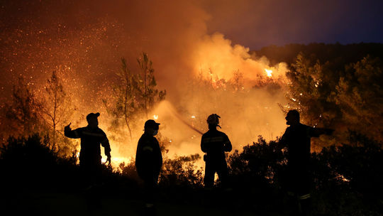 Chorvátski hasiči opäť bojujú s lesnými požiarmi, a opäť horí pri Vodiciach