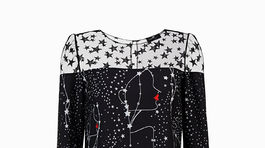 Krátke šaty Elisabetta Franchi so zdobným vzorom a transparentným živôtikom. Predávajú sa za 315 eur. 