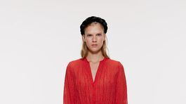 Šaty Zara v jemnej červenej farbe s drobným bodkovaným vzorom. Predávajú sa za 39,95 eura. 