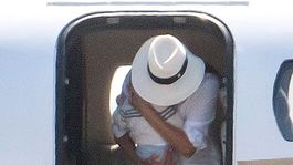 Tvrdá kritika pre Meghan a Harryho za súkromné lety! Už ich bráni aj Elton John