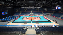 VIDEO: Ľad nahradila palubovka. Zo zimného štadióna je volejbalová aréna