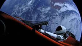 Tesla Roadster so Starmanom za volantom prvýkrát obletel Slnko