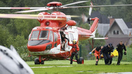 Telá dvoch jaskyniarov vyzdvihne v poľských Tatrách vrtuľník