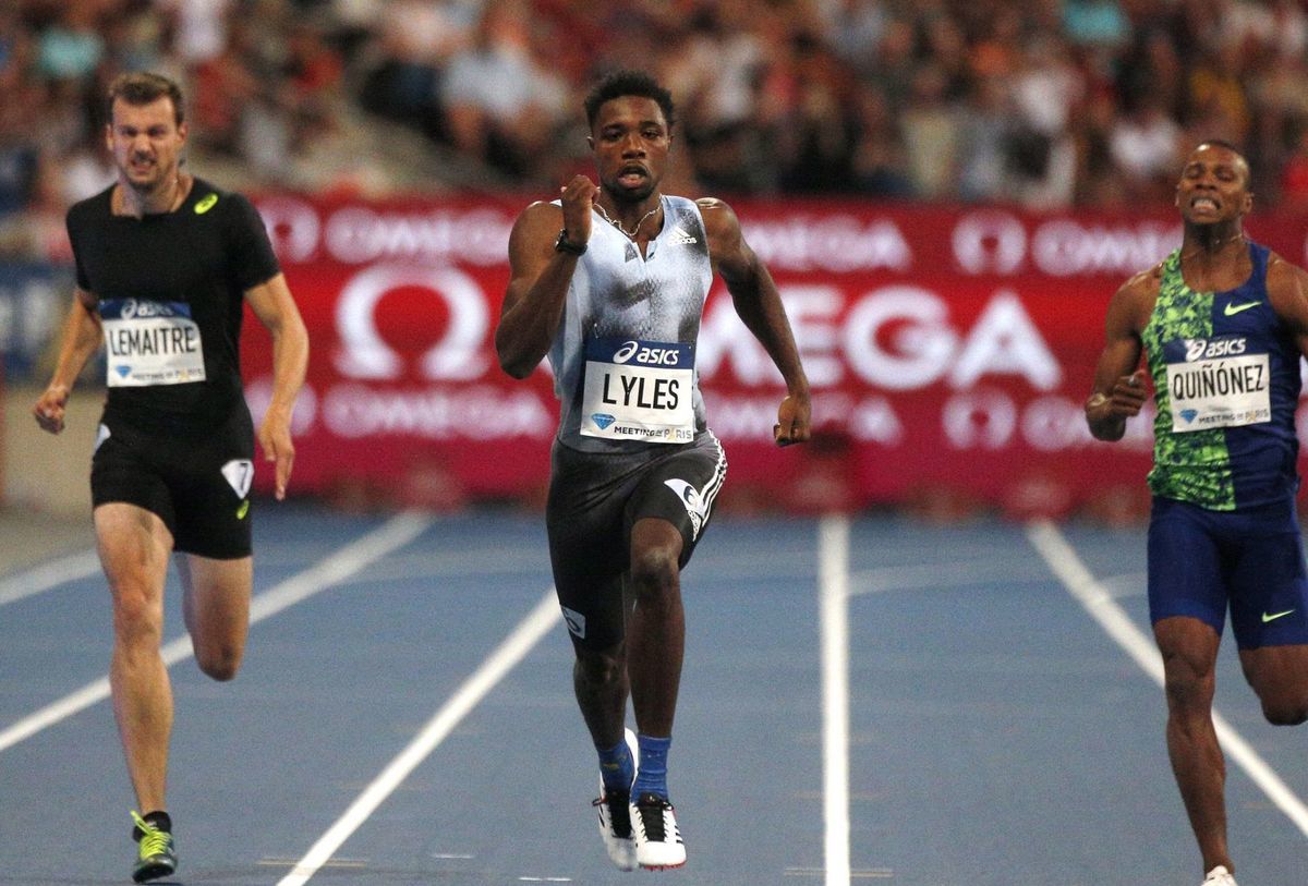 Američan Noah Lyles (v strede) prekonal rekord...
