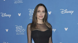 Herečka Angelina Jolie ukázala na akcii štúdií Walt Disney svoj úzučký pás. 