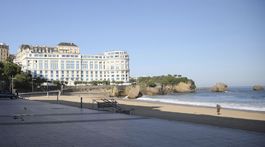 Dejisko summitu G7 bolo cisárovým darom pre manželku