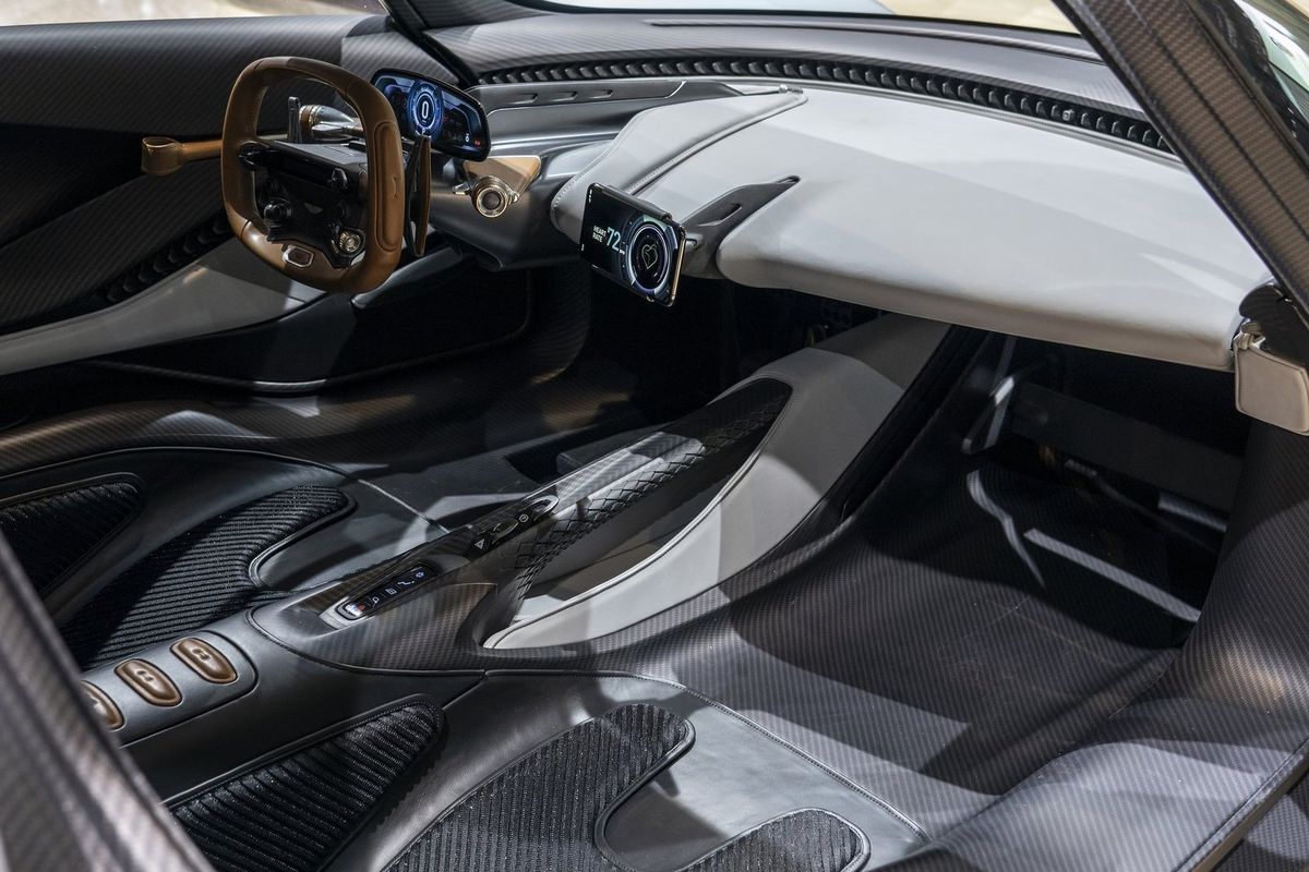 Interiér je vskutku minimalistický. Šetril sa...