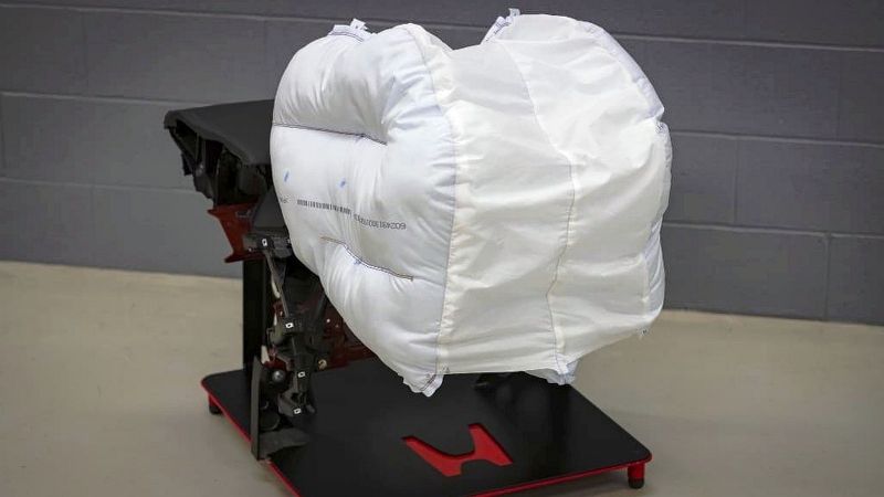 Nový čelný airbag Hondy sa skladá až z troch...