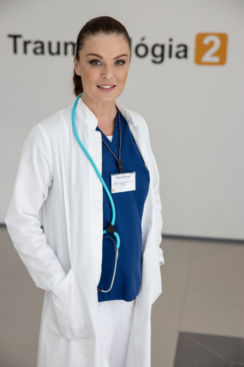 Elena Podzámska v seriáli Sestričky.
