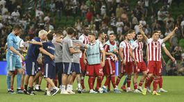 Desivé scény. Zápas Ligy majstrov prerušili muži s bejzbalkami