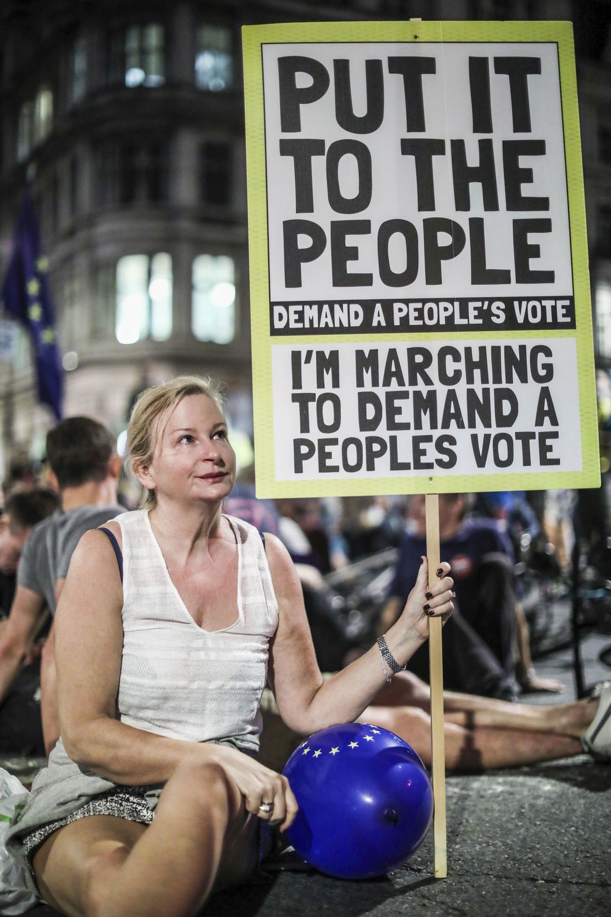 Protestujúca proti brexitu požaduje nové...