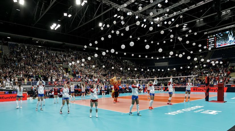 Slovenské volejbalistky ďakujú fanúšikom za...