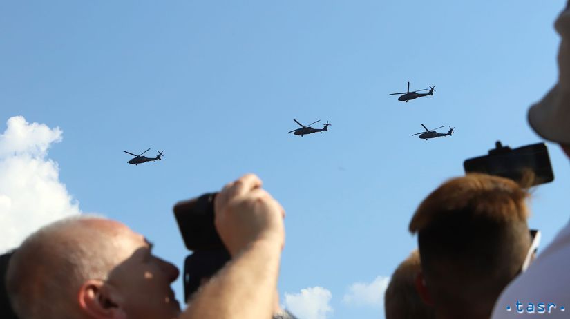 Prehliadka vojenskej techniky počas centrálnych...