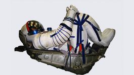 Nové skafandre neumožnia vykonávať Gagarinov rituál. Močenie na koleso autobusu 