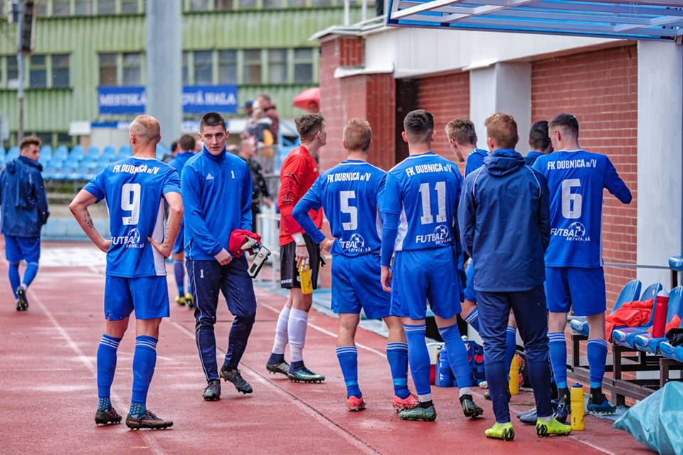 Futbalisti Dubnice na archívnej snímke.