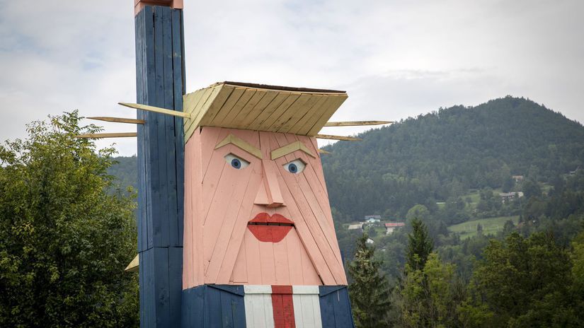 USA Slovinsko Trump socha drevená