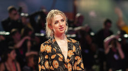 Herečka Anais Gallagher v nohavicovom kostýme v trende "pyjama" pants. 