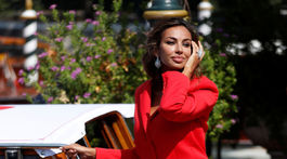 Herečka Madalina Diana Ghenea si zvolila do Benátok výrazný nohavicový kostým v červenej farbe. 