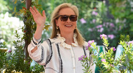 Herečka Meryl Streep volila klasickejší strih nohavíc, ktoré doplnila voľnou blúzkou. 