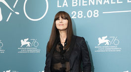 Herečka Monica Bellucci často nosí nohavicové kostýmy. A urobila tak znovu aj v Benátkach. 