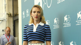 Herečka Scarlett Johansson sa tiež predviedla v Benátkach v nohaviciach. 