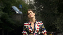 Modelka Isabeli Fontana v trendovej a ešte pomerne letnej kombinácii úzkych džínsov a košele uviazanej pod prsami. 