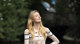 Modelka Martha Hunt v širokých ľanových nohaviciach a kašmírovom úplete. 