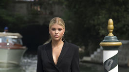 Modelka Sofia Richie v elegantnom nohavicovom kostýme. 