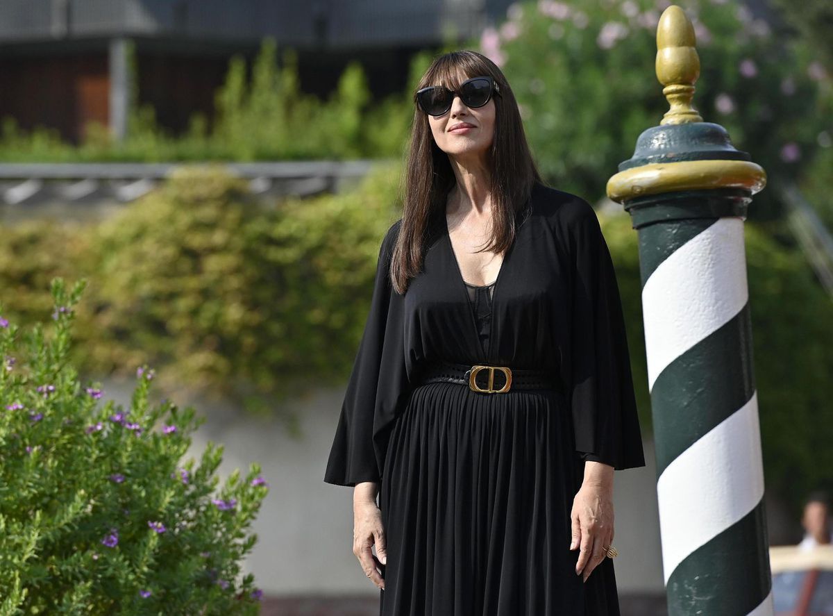 Monica Bellucci pózuje po príchode na pláž Lido...