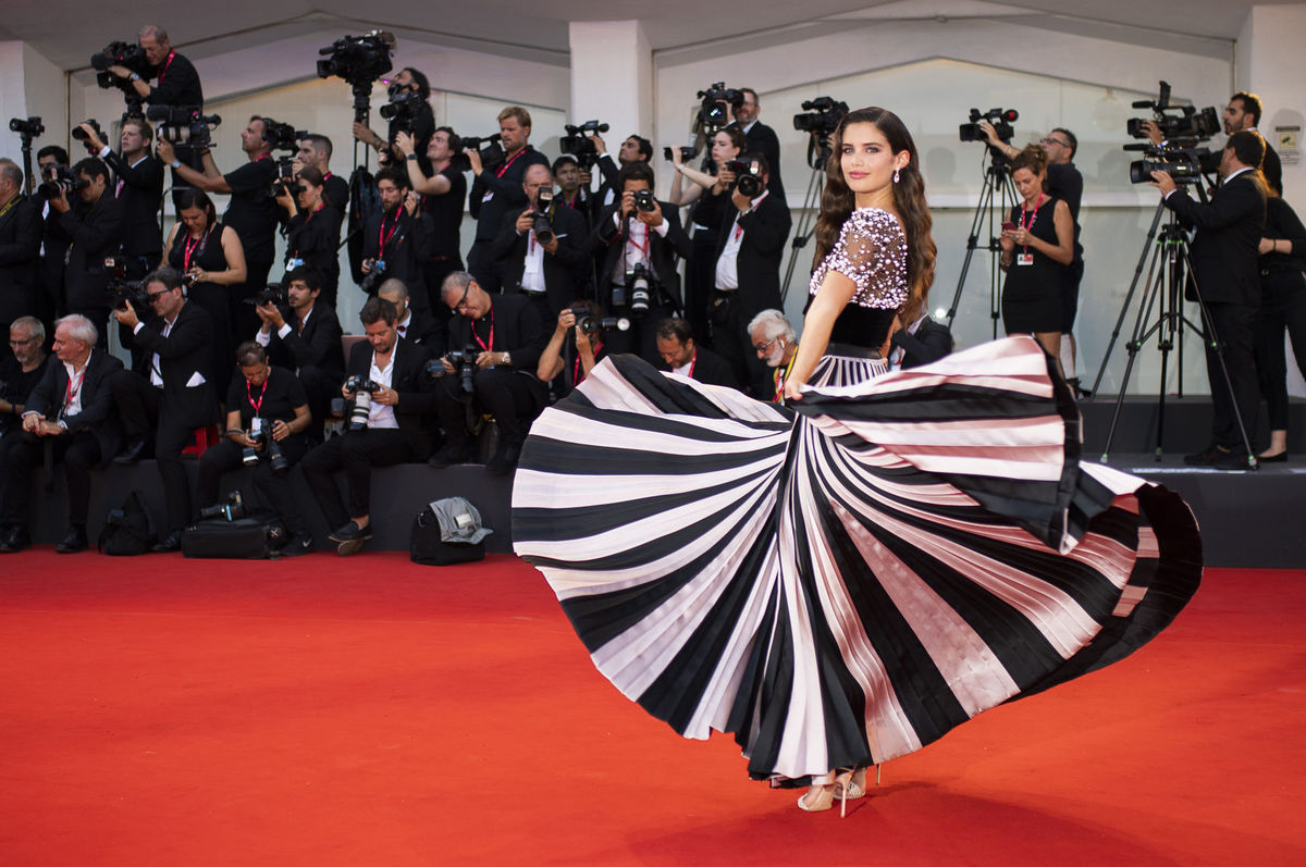 Modelka Sara Sampaio na premiére filmu Joker.