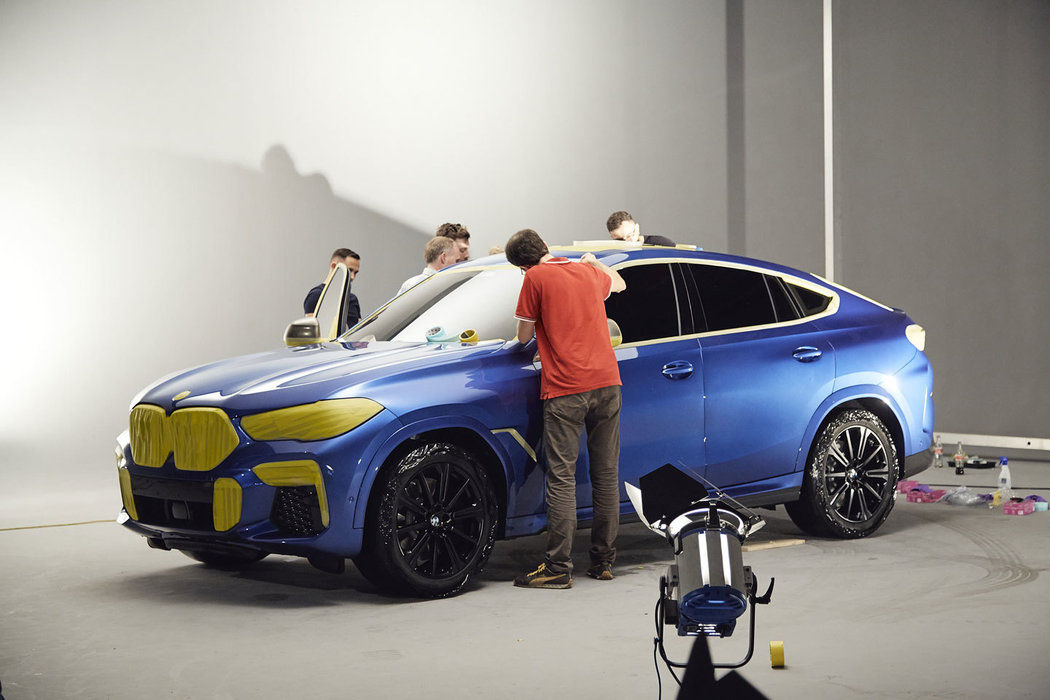Ako základ poslúžilo nové BMW X6 v modrej...