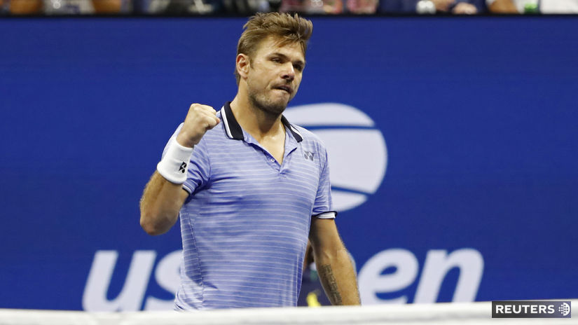 Stan Wawrinka oslavuje víťazný úder proti...