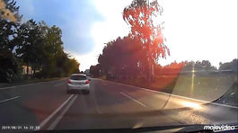 Bláznivý manéver v centre Trenčína. Cez dve plné čiary do protismeru