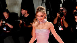 Herečka Lily-Rose Depp pózuje na premiére v kreácii Chanel Haute Couture.