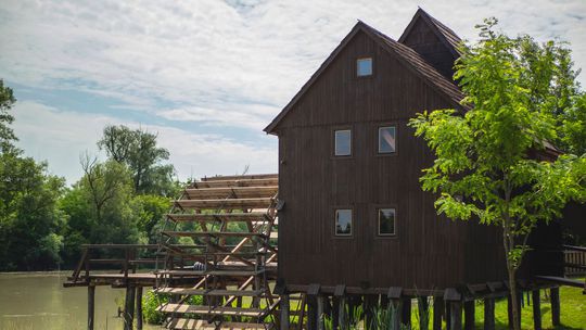 Vodný kolový mlyn v Jelke.