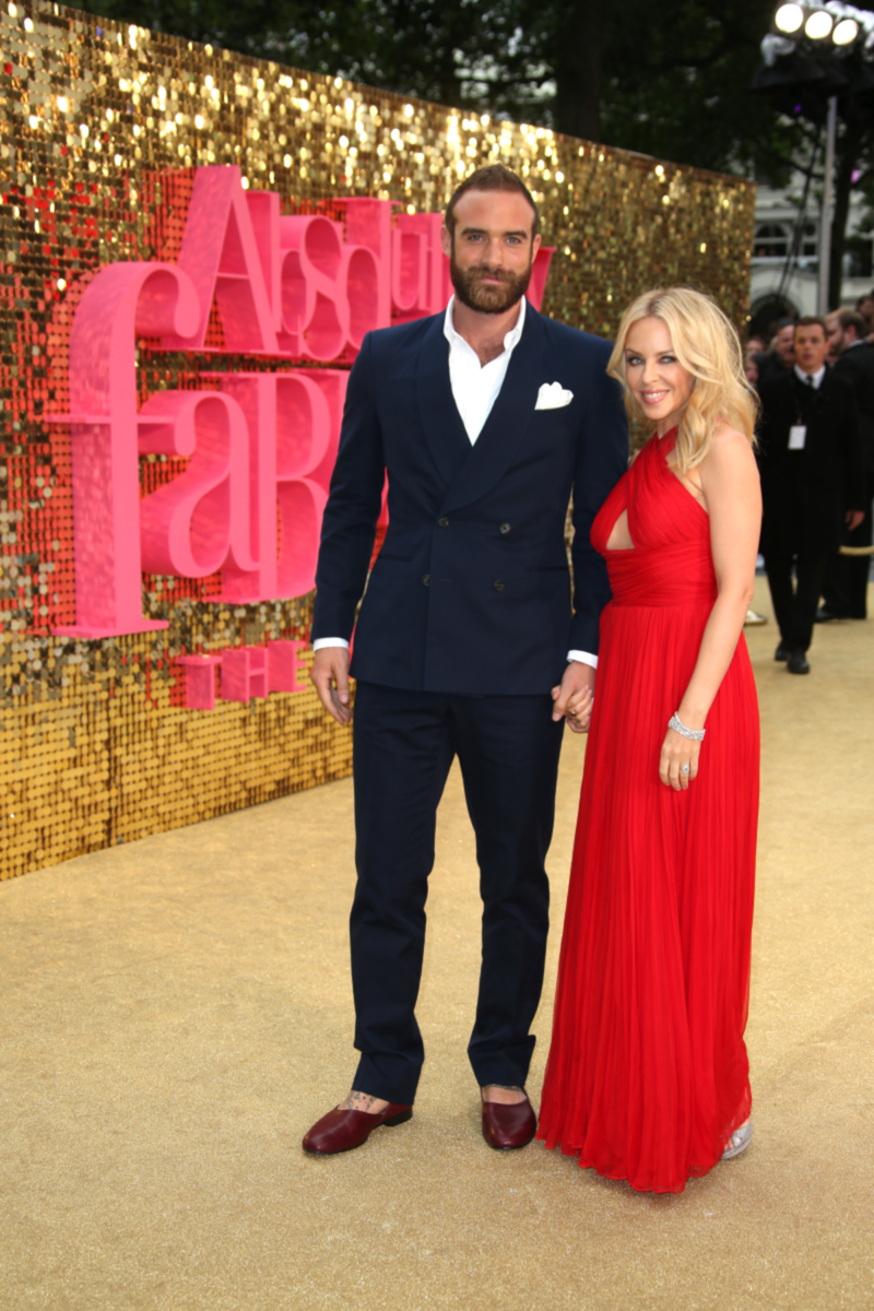 Kylie Minogue a Joshua Sasse na archívnej...