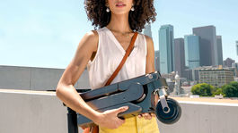 Hyundai ukázal elektrickú kolobežku. Nabije sa v aute