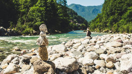 Stavanie kamenných mužíkov škodí prírode