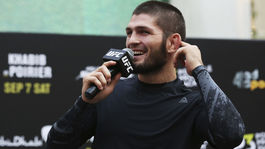 Dám si burger, steak a džús. Neporazený šampión UFC bavil pred zápasom fanúšikov