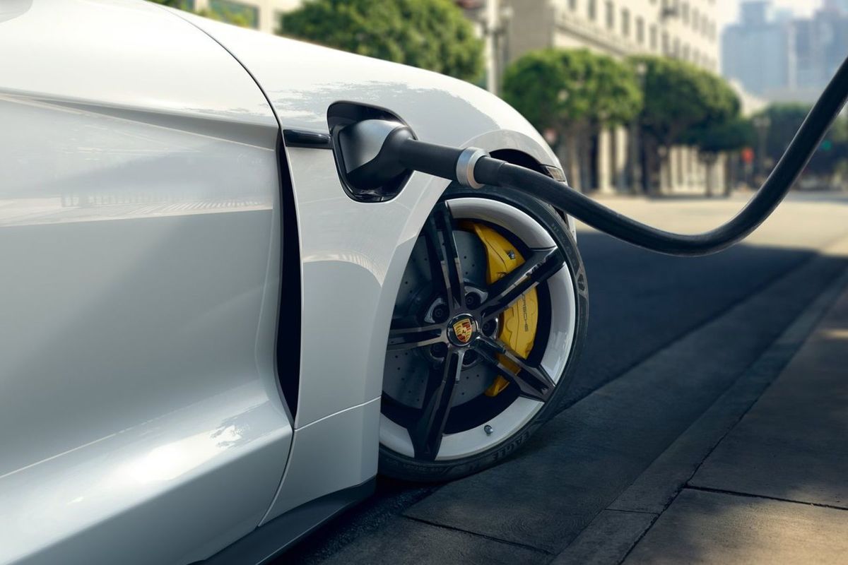 O pohon sa stará dvojica elektromotorov s...