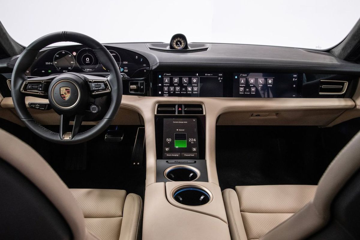 Porsche Taycan vyrukuje so záplavou displejov....