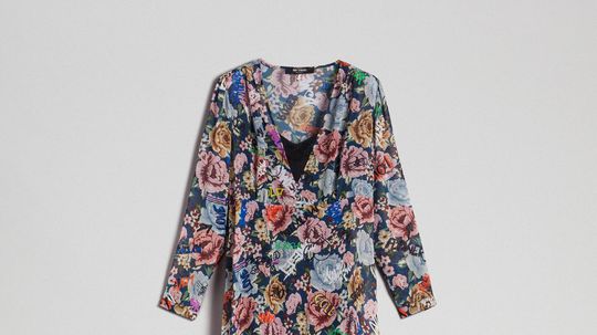 Šaty s florálnym motívom a prvkami...