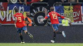 Favoriti nezaváhali. Španieli dohrávali s desiatimi hráčmi