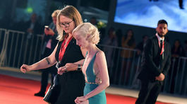 Britská hviezda elegantná v Benátkach... a potom! Odhalila nohavičky