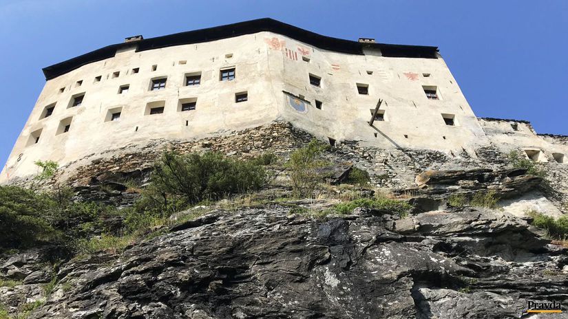 Hrad Tarasp kúpil v roku 2016 švajčiarsky...