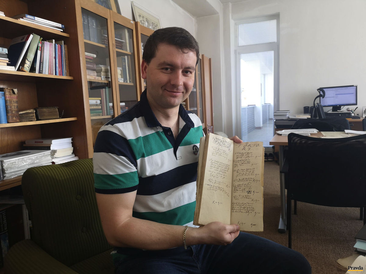 Peter Brindza ukazuje dokument s jedinečnými...