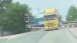 Kamión sa zasekol na priecestí. Po náraze vykoľajil vlak