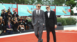 Joaquin Phoenix (vpravo) a režisér Todd Phillips
