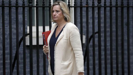 Amber Ruddová odchádza z kabinetu Borisa Johnsona a opúšťa aj stranu