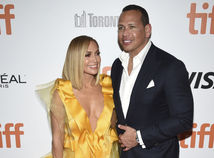 Herečka Jennifer Lopez a jej snúbenec Alex Rodriguez spoločne na premiére filmu Hustlers.
